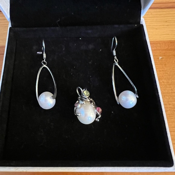 Jewelry - Silver and White Pearl Earring with pendant Set